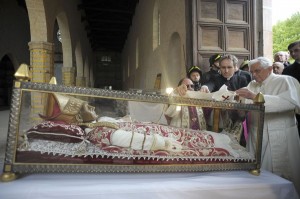 POPE PLACES WHITE STOLE ON REMAINS OF 13TH-CENTURY POPE